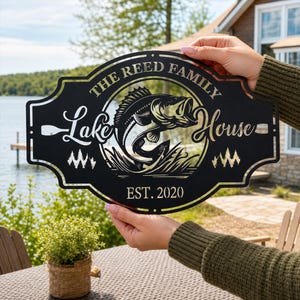 Letrero metálico personalizado para casa de lago familiar, placa de pinos con diseño de pez lubina, decoración rústica para la entrada de la cabaña, arte de pared metálico para casa de lago con diseño de pez lubina