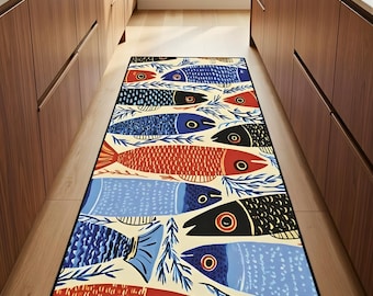 Tapete decorativo estilo retro escandinavo con diseño de pez, en rojo intenso y azul cobalto, con forma de lata de sardinas.