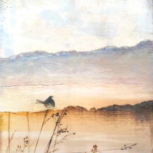 Op de afbeelding: Een abstract schilderij van een vogel die op een grasheuvel zit, tegen een achtergrond van een zachte, pastelkleurige lucht. Het kunstwerk heeft een textuur en een serene, natuurlijke landschap.