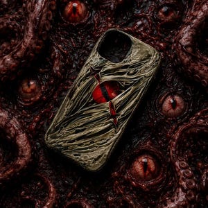 Könnte beinhalten: Eine strukturierte Handyhülle mit einem verwitterten, abgenutzten Aussehen. Die Hülle hat ein zerrissenes Design, das ein rotes, gestreiftes Element freilegt. Der Hintergrund ist eine dunkle, strukturierte Oberfläche mit mehreren roten Augen und Tentakeln, die ein Horror-Thema erzeugt.