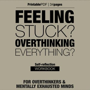 Puede incluir: Un cuaderno de trabajo con el título "FEELING STUCK? OVERTHINKING EVERYTHING?" en letras negras grandes y en negrita. La portada es de color marrón claro con líneas diagonales. También se ve el texto "Self-reflection WORKBOOK".