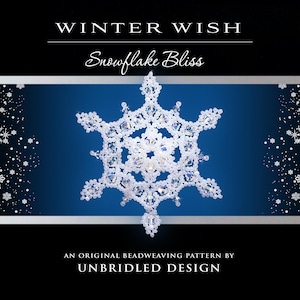 Può includere: Immagine di un fiocco di neve di perline trasparenti su sfondo blu e nero. Il testo recita "Winter Wish Snowflake Bliss" e "An Original Beadweaving Pattern by Unbridled Design". Il fiocco di neve è il punto focale.