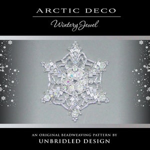 Può includere: Un motivo di tessitura di perline a forma di fiocco di neve argentato chiamato "Wintery Jewel" di Unbridled Design. Il fiocco di neve è realizzato con perline trasparenti iridescenti e si trova su uno sfondo grigio.