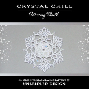 Può includere: Un ornamento a forma di fiocco di neve bianco con perline e un centro cristallino. Il fiocco di neve è circondato da uno sfondo bianco con un bordo di fiocchi di neve. Il testo "CRYSTAL CHILL Wintery Thrill" è in alto nell'immagine e "AN ORIGINAL BEADWEAVING PATTERN BY UNBRIDLED DESIGN" è in basso.