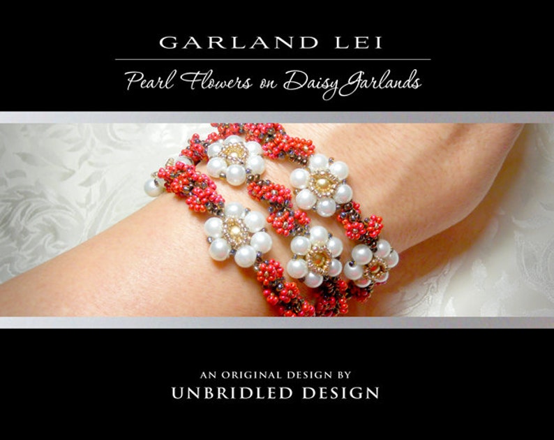 Puede incluir: Tres pulseras de cuentas con guirnaldas de margaritas rojas y marrones y flores de perlas blancas. Las pulseras est&aacute;n apiladas en la mu&ntilde;eca de una persona. El texto "GARLAND LEI Pearl Flowers on Daisy Garlands AN ORIGINAL DESIGN BY UNBRIDLED DESIGN" se muestra sobre un fondo negro.