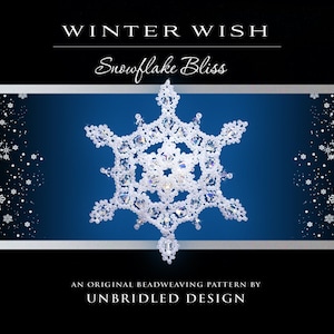 Può includere: Un ornamento a forma di fiocco di neve bianco con perline su uno sfondo blu. Il testo "WINTER WISH Snowflake Bliss" è nella parte superiore dell'immagine. Il testo "AN ORIGINAL BEADWEAVING PATTERN BY UNBRIDLED DESIGN" è nella parte inferiore dell'immagine.