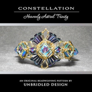 Könnte beinhalten: Ein Armband aus Perlen mit einem geometrischen Design aus irisierenden blauen, violetten und goldenen Perlen. Das Armband trägt den Titel "Constellation Heavenly Astral Trinity" und ist ein originales Perlenwebmuster von Unbridled Design.