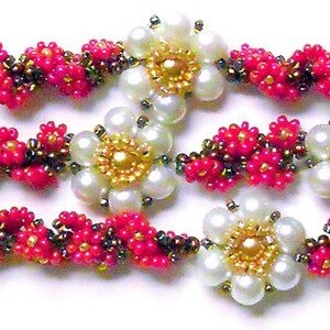 Puede incluir: Un brazalete de m&uacute;ltiples hilos con cuentas rosas, marrones y doradas. El brazalete presenta cuentas blancas nacaradas y peque&ntilde;as cuentas doradas en el centro de cada dise&ntilde;o con forma de flor.