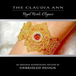 Könnte beinhalten: Ein goldfarbenes Armband mit roten und orangen Akzenten, das ein zentrales Design mit einem roten Mittelpunkt aufweist. Der Text "THE CLAUDIA ANN Royal Rivoli Elegance" und "AN ORIGINAL BEADWEAVING PATTERN BY UNBRIDLED DESIGN" sind sichtbar.