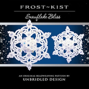 Può includere: Uno schema di tessitura di perline per un ornamento a fiocco di neve, intitolato "Snowflake Bliss" di Frost~Kist, un design originale di Unbridled Design.