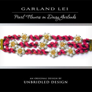 Puede incluir: Un brazalete de cuentas con cuentas rosas y negras, perlas blancas y detalles dorados. El brazalete presenta un dise&ntilde;o de flores de perlas en guirnaldas de margaritas. El texto "GARLAND LEI Pearl Flowers on Daisy Garlands" est&aacute; por encima del brazalete. El texto "AN ORIGINAL DESIGN BY UNBRIDLED DESIGN" est&aacute; por debajo del brazalete.