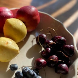 Wavy off-white ceramic platter, a functional and decorative piece inspired by nature, celebrating the organic beauty of handmade work