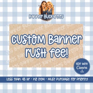 Peut inclure: Bannière personnalisée avec le texte "CUSTOM Banner RUSH fee!" en bleu sur fond beige. L'image comprend le logo "Banner Buckaroos" et un bouton "Edit with Canva". Le fond est à carreaux bleus et blancs.