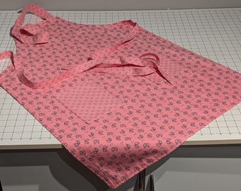 Delantal/bata con herraduras rosas