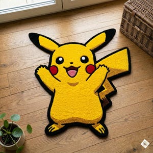 Könnte beinhalten: Rustikales Holzschild mit dem Text "Welcome to our home" in weißer Schrift. Das Schild hat eine Used-Optik und ein schlichtes, einladendes Design, ideal für die Eingangsbereichsdekoration.