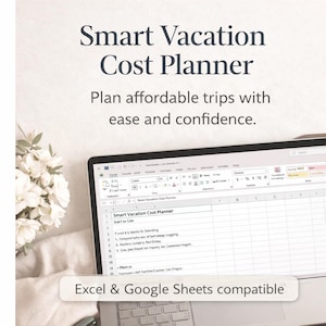 Peut inclure: Un ordinateur portable affiche une feuille de calcul intitulée "Smart Vacation Cost Planner". Le texte "Excel & Google Sheets compatible" est en bas. Des fleurs blanches sont visibles en arrière-plan. Le texte "Planifiez des voyages abordables avec facilité et confiance."