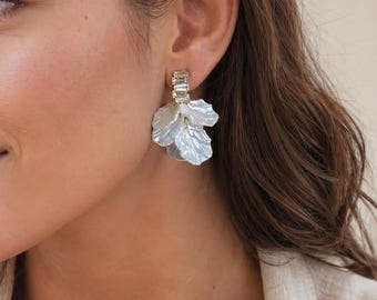Orecchini pendenti floreali bianchi con perle - Orecchini floreali leggeri e di tendenza - Gioielli per invitati a matrimoni in oro 14 carati - Regalo per la sposa e la damigella d'onore