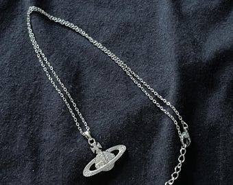 Collana con ciondolo a sfera di Saturno tempestato di diamanti Vivienne Westwood in acciaio inossidabile, stile Y2K