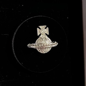 Anel Vivienne Westwood Saturn Orb cravejado de diamantes, tamanho ajustável.