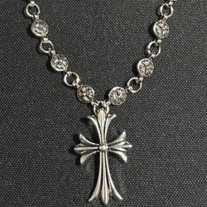 Colar com pingente de cruz cromada, estilo ópio, 60 cm, em aço.