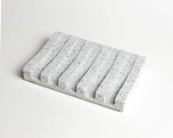 Jabonera blanca / Accesorio de baño hecho a mano / Jabonera minimalista / Organizador de encimera moderno / Listo para regalar / Decoración del hogar lista