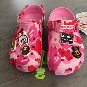 Bape x crocs ピンク キャラクター柄 クロッグサンダル Bape jibbitz crocs - Etsy 日本
