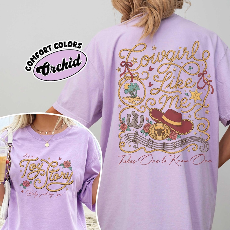 Puede incluir: Una camiseta de color morado claro con un dise&ntilde;o en la espalda que incluye una cuerda, un sombrero de vaquero, una herradura, rosas y el texto Cowgirl Like Me Takes One To Know One. El frente tiene el texto Toy Story y Baby just say yes.