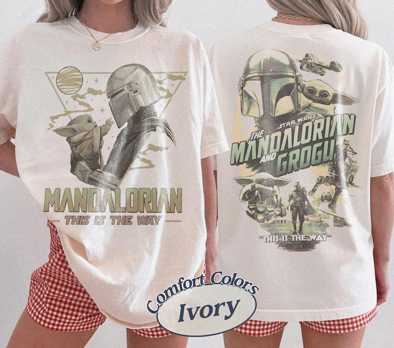 Peut inclure: T-shirt ivoire avec un motif de The Mandalorian et Grogu. Le devant affiche "MANDALORIAN" et "THIS IS THE WAY." Le dos pr&eacute;sente "THE STAR WARS MANDALORIAN AND GROGU" avec des illustrations suppl&eacute;mentaires.