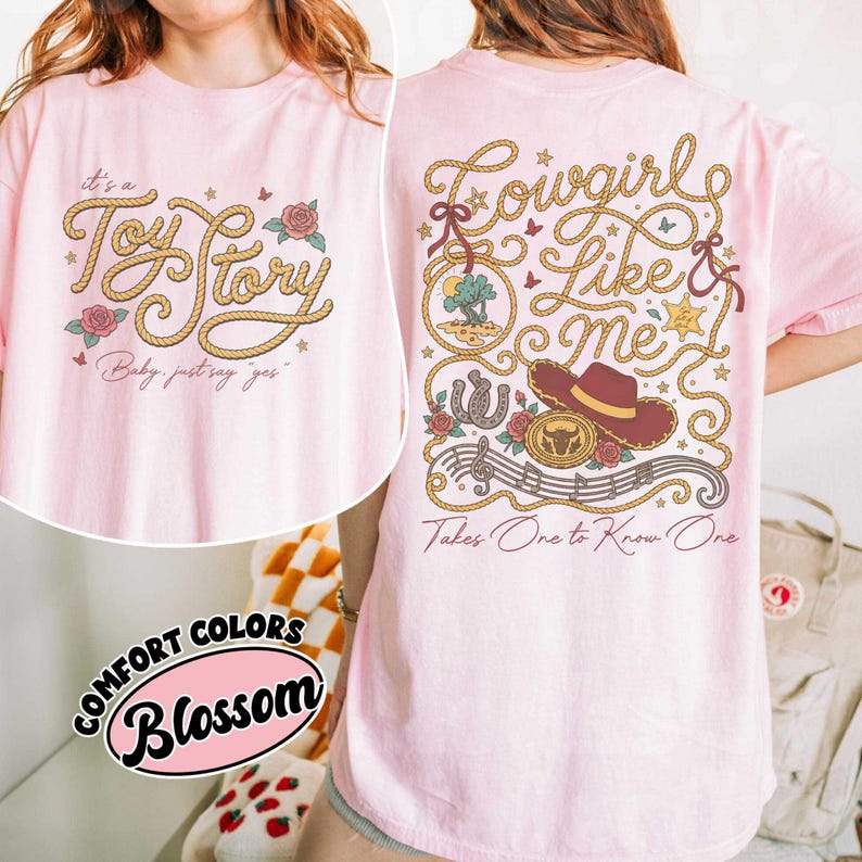 Puede incluir: Una camiseta rosa claro con un gr&aacute;fico frontal que dice "it's a Toy Story Baby, just say yes" en letras estilo cuerda con rosas. El gr&aacute;fico trasero muestra "cowgirl like me" y "Takes One to Know One" con un sombrero de vaquero, herradura y cuerda.
