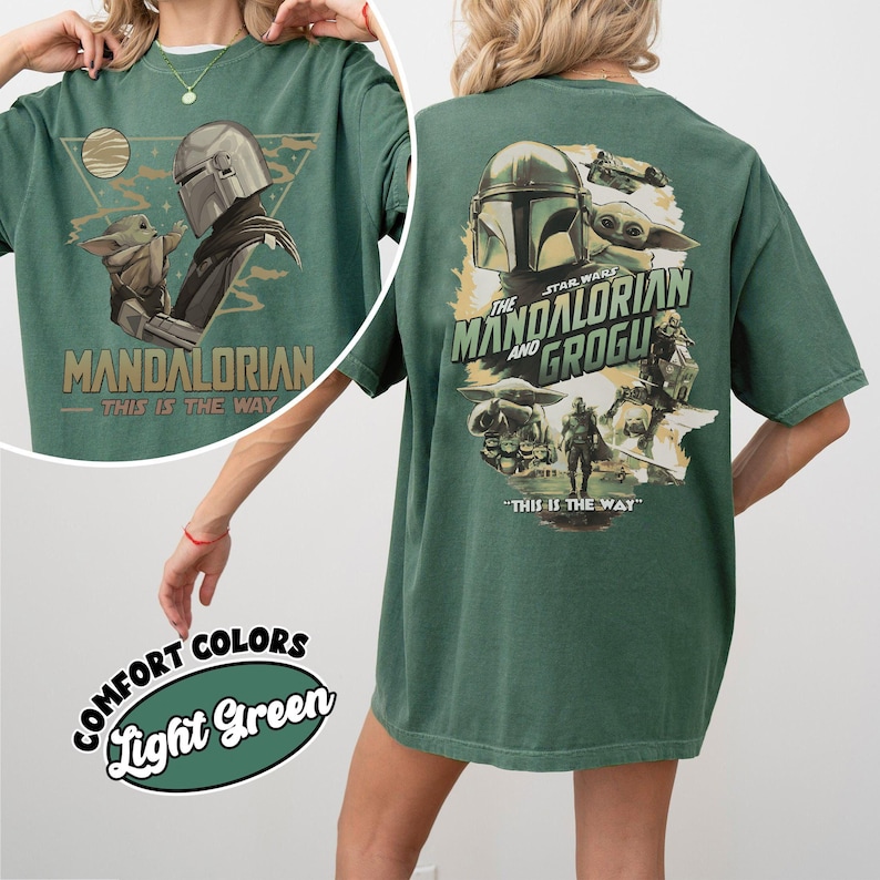 Peut inclure: T-shirt vert clair avec un motif de The Mandalorian et Grogu. Le design avant comprend le texte "MANDALORIAN" et "THIS IS THE WAY". Le design arri&egrave;re pr&eacute;sente le logo Star Wars et le texte "THE MANDALORIAN AND GROGU".