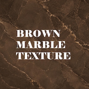 Könnte beinhalten: Eine dunkelbraune Marmoroberfläche mit komplexen, hellbraunen Adern, die sich durch den gesamten Stein ziehen. Der Text "BROWN MARBLE TEXTURE" ist in fetten, weißen Großbuchstaben in der Mitte des Bildes über das natürliche Muster gedruckt.
