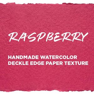 Op de afbeelding: Een rechthoekig vel handgeschept aquarelpapier in frambooskleur met een onregelmatige scheprand. De tekst RASPBERRY is in het wit gedrukt, gevolgd door de witte tekst HANDMADE WATERCOLOR DECKLE EDGE PAPER TEXTURE.
