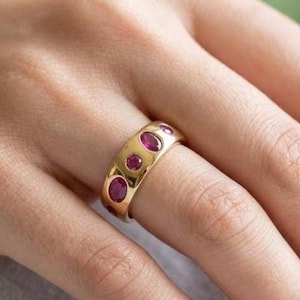 Anillo chapado en oro de 14 quilates con rubí en forma de cúpula, diseño llamativo y robusto, joyería de estilo vintage con piedras preciosas.