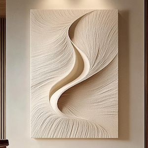 Puede incluir: Una pieza de arte mural rectangular con una superficie texturizada de color crema con surcos profundos y amplios que crean una curva central en forma de S. El diseño en relieve consiste en líneas finas y radiantes que imitan un movimiento fluido.