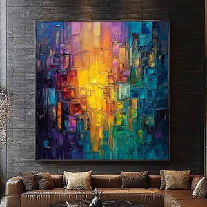 Puede incluir: Gran pintura al óleo abstracta con una vibrante paleta de colores de amarillo, naranja, azul y morado. La obra de arte presenta un diseño texturizado y en bloques, creando un efecto visual moderno y dinámico. La pintura se exhibe en un salón contemporáneo.