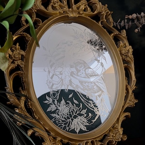 Espejo grabado a mano – Arte gótico Memento Mori, grabado de caja torácica de pájaro, decoración botánica oscura, marco dorado ornamentado para colgar en la pared