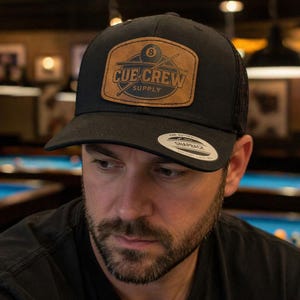 Cue Crew Trucker Hut | Billard Pool Player Kappe mit 9 Ball Patch aus Leder mit Gravur