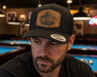 キュークルー トラッカーハット | レザーに8ボールの刻印パッチが付いたビリヤード プールプレイヤー キャップ