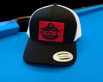 Gorra de camionero Cue Crew Snapback con parche de cuero sintético de fibra de carbono roja grabado con láser para jugadores de billar.