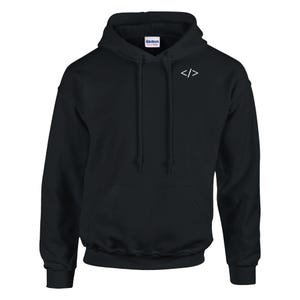 Op de afbeelding: Zwarte hoodie met een witte code symbool op de linkerborst. De hoodie heeft een voorzak, een capuchon met trekkoord en geribde manchetten en zoom. De merknaam "Gildan" is zichtbaar.