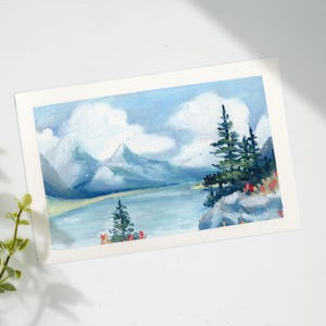 Può includere: Dipinto di paesaggio originale su carta, raffigurante una serena scena di lago di montagna. L'opera presenta una tavolozza di colori blu e bianchi, con pennellate dettagliate che raffigurano montagne, nuvole e alberi sempreverdi. Fiori rossi aggiungono un tocco di colore.
