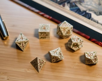 El set del clérigo: juego de dados de resina pintados a mano.