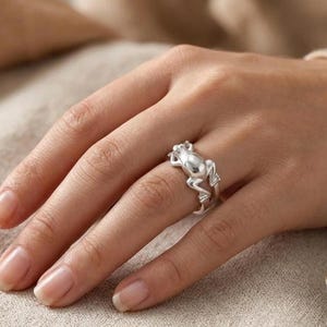 Anillo de rana de plata hecho a mano: delicada joyería con motivos de animales.