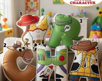 Coussin lettre Toy Story personnalisé, coussin prénom personnalisé, coussin alphabet, décoration personnage Pixar, cadeau coussin Woody Buzz, décoration de chambre