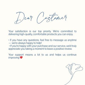 Peut inclure: Fond blanc avec une &eacute;criture bleue &eacute;l&eacute;gante disant "Cher client". Le texte ci-dessous indique l'engagement du vendeur envers la satisfaction du client et demande des avis. Un dessin au trait floral est dans le coin inf&eacute;rieur droit.