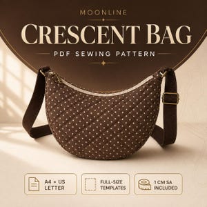 Könnte beinhalten: Eine braune Halbmondtasche mit weißem Punktemuster und gesteppter Textur. Die Tasche hat einen Reißverschluss und einen verstellbaren braunen Riemen. Der Text lautet MOONLINE CRESCENT BAG PDF SEWING PATTERN, A4 + US LETTER, FULL-SIZE TEMPLATES, 1 CM SA INCLUDED.