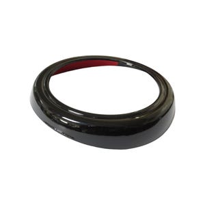 Op de afbeelding: Een glanzend zwart, ovaalvormig object met een rode binnenkant. Het object heeft een glad, reflecterend oppervlak en lijkt van een hard materiaal te zijn gemaakt. Het ontwerp is eenvoudig en modern, met de nadruk op strakke lijnen en een minimalistische esthetiek.