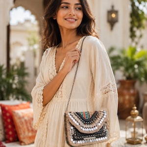 Boho crossbodytas, clutch met kralen en schelpen, handgemaakte festivaltas, opvallende boho schoudertas, crossbodytas met tribale borduursels, cadeau voor haar