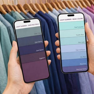 Puede incluir: Dos teléfonos inteligentes muestran paletas de colores etiquetadas como "Light Summer" sobre un fondo de camisas en varios tonos. Uno muestra neutros oscuros, el otro colores básicos como turquesa pálido y azul empolvado. Las camisas cuelgan de perchas de madera.