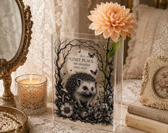 Jarrón de acrílico transparente personalizado con forma de erizo, decoración con cita "En un lugar tranquilo", maceta con diseño de criatura del bosque, bonito regalo literario para el tocador.